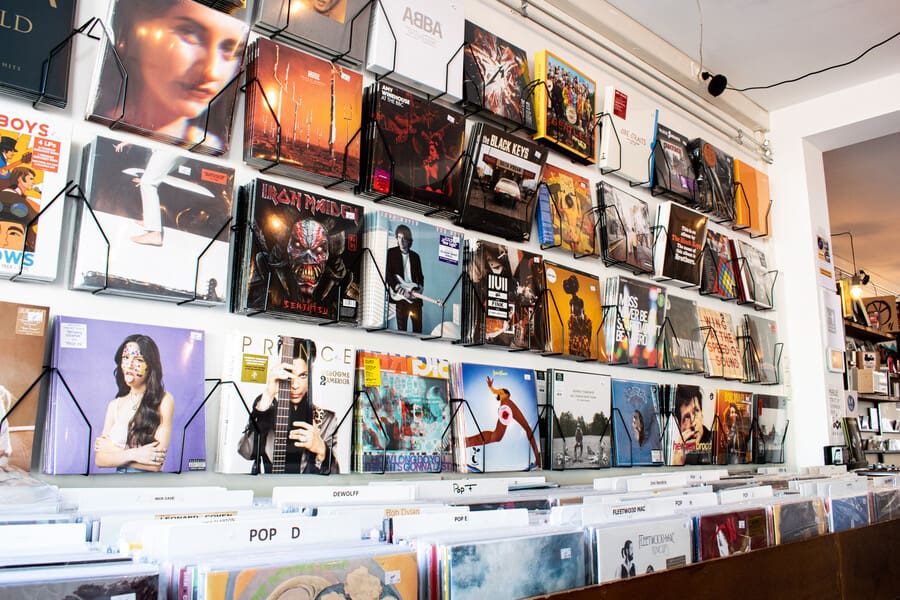 LP's aan de muur bij Velvet Music in Amersfoort